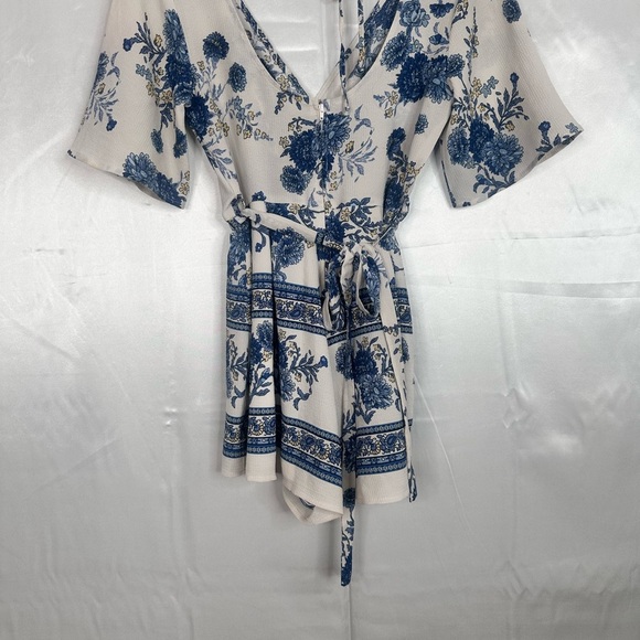 Floral Blue and White belted V neck and back lined romper size Small - Picture 8 of 9